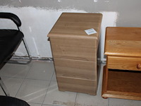 Houten ladekastje met drie lades. afmeting 39 x 40 x 65 cm.