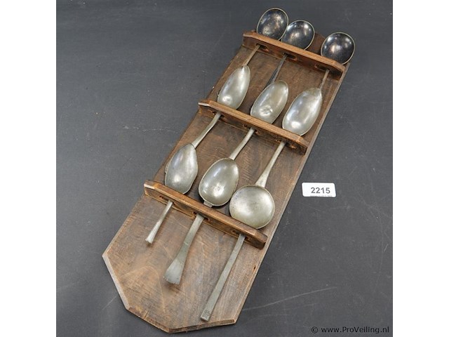 Houten lepelrek met antieke lepels - afbeelding 1 van  5
