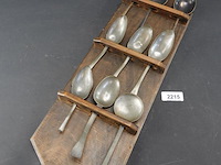 Houten lepelrek met antieke lepels - afbeelding 1 van  5
