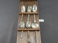Houten lepelrek met antieke lepels - afbeelding 2 van  5