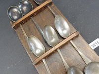 Houten lepelrek met antieke lepels - afbeelding 3 van  5