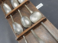 Houten lepelrek met antieke lepels - afbeelding 4 van  5