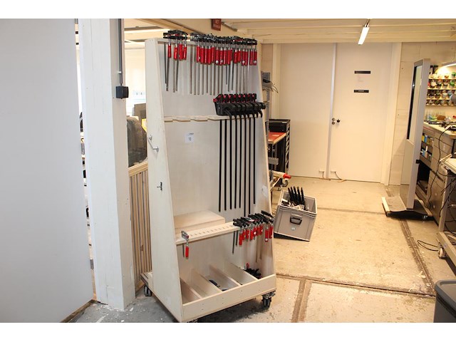 Houten lijmklemmenrek met ruim 35 lijmklemmen en diverse kunststof klemmen. - afbeelding 1 van  5