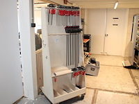 Houten lijmklemmenrek met ruim 35 lijmklemmen en diverse kunststof klemmen. - afbeelding 1 van  5