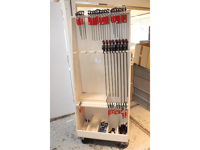 Houten lijmklemmenrek met ruim 35 lijmklemmen en diverse kunststof klemmen. - afbeelding 2 van  5