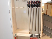 Houten lijmklemmenrek met ruim 35 lijmklemmen en diverse kunststof klemmen. - afbeelding 2 van  5