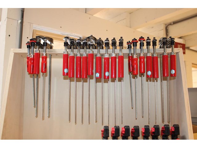 Houten lijmklemmenrek met ruim 35 lijmklemmen en diverse kunststof klemmen. - afbeelding 3 van  5