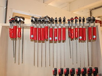 Houten lijmklemmenrek met ruim 35 lijmklemmen en diverse kunststof klemmen. - afbeelding 3 van  5