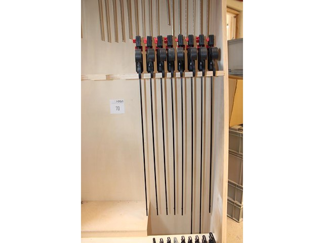 Houten lijmklemmenrek met ruim 35 lijmklemmen en diverse kunststof klemmen. - afbeelding 4 van  5