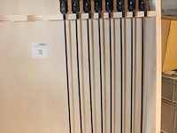 Houten lijmklemmenrek met ruim 35 lijmklemmen en diverse kunststof klemmen. - afbeelding 4 van  5