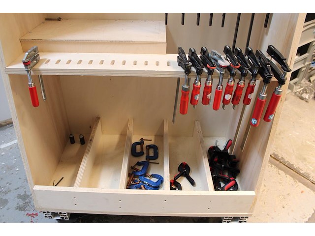 Houten lijmklemmenrek met ruim 35 lijmklemmen en diverse kunststof klemmen. - afbeelding 5 van  5