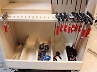 Houten lijmklemmenrek met ruim 35 lijmklemmen en diverse kunststof klemmen. - afbeelding 5 van  5