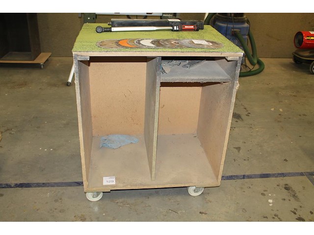 Houten magazijnkar. afmeting 81 x 60 x 96 cm. let op! exclusief genummerde producten in en op kar. - afbeelding 1 van  2