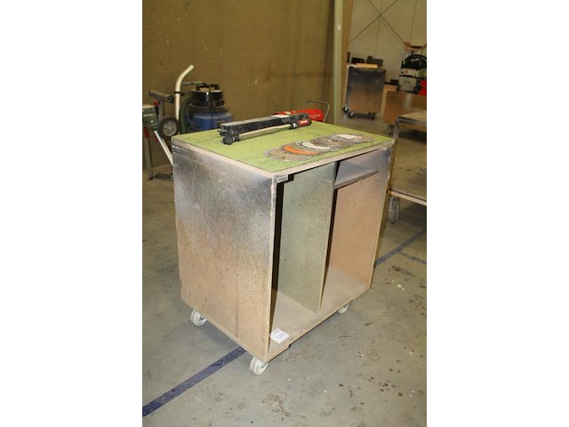 Houten magazijnkar. afmeting 81 x 60 x 96 cm. let op! exclusief genummerde producten in en op kar. - afbeelding 2 van  2