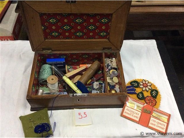 Houten naaikistje met inhoud - afbeelding 1 van  4