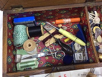 Houten naaikistje met inhoud - afbeelding 2 van  4