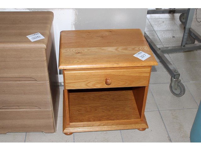 Houten nachtkastje met lade afm. 52 x 40 x 51 cm. - afbeelding 1 van  1
