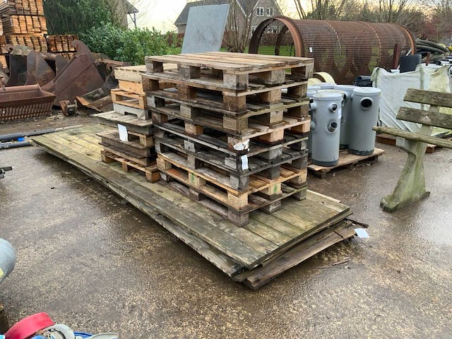 Houten opgeklampte schotten en pallets (4x) - afbeelding 1 van  2