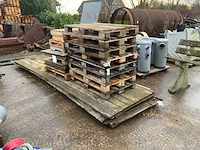 Houten opgeklampte schotten en pallets (4x) - afbeelding 1 van  2
