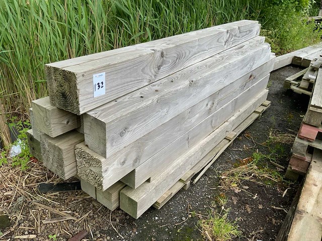 Houten paal(24x) en restanten hout - afbeelding 1 van  3