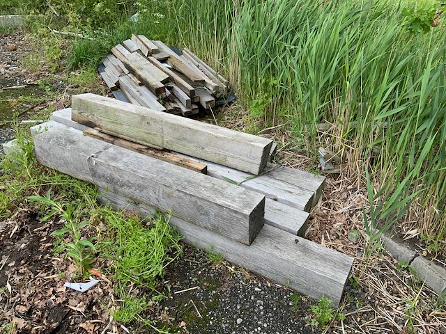 Houten paal(24x) en restanten hout - afbeelding 2 van  3