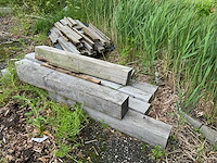 Houten paal(24x) en restanten hout - afbeelding 2 van  3