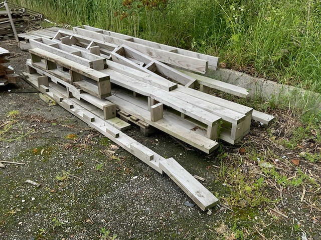 Houten paal(24x) en restanten hout - afbeelding 3 van  3