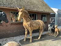 Houten paardenbeeld
