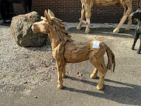 Houten paardenbeeld