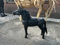 Houten paardenbeeld