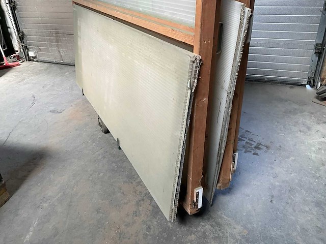 Houten panelen op transportkar (4x) - afbeelding 2 van  5