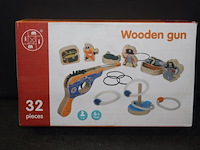 Houten pistool met elastiek 1x in kr p - afbeelding 1 van  3