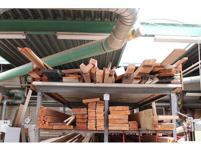 Houten planken, balken en latten in 5 vakken van en op stelling. - afbeelding 1 van  2