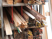 Houten planken, balken en latten in 5 vakken van en op stelling. - afbeelding 2 van  2