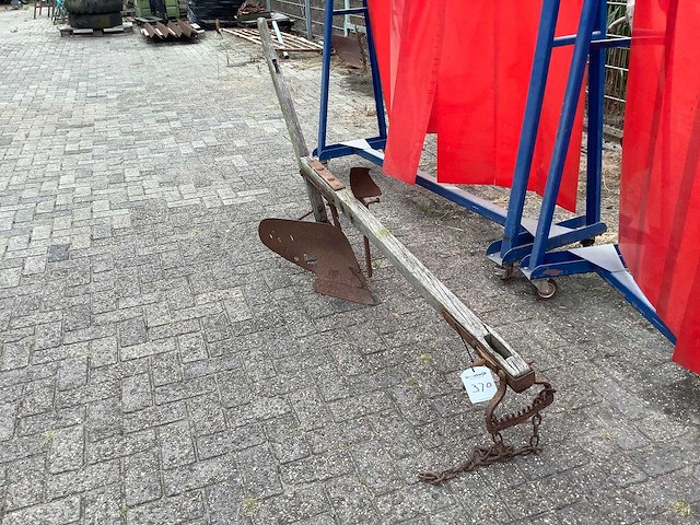 Houten ploeg - tuinbeeld - afbeelding 2 van  3
