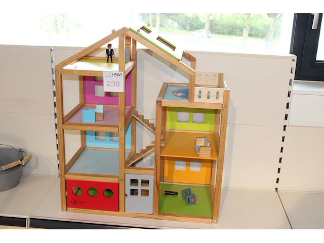 Houten poppenhuis gebruikt. hoogte 72 cm - afbeelding 1 van  2