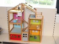 Houten poppenhuis gebruikt. hoogte 72 cm