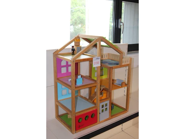 Houten poppenhuis gebruikt. hoogte 72 cm - afbeelding 2 van  2