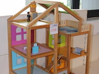 Houten poppenhuis gebruikt. hoogte 72 cm - afbeelding 2 van  2