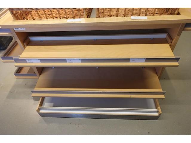 Houten presentatiemeubel - afbeelding 5 van  8