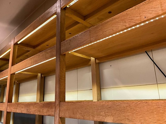 Houten presentatiestelling met led-verlichting (2x) - afbeelding 4 van  5