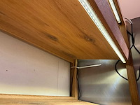 Houten presentatiestelling met led-verlichting - afbeelding 2 van  4