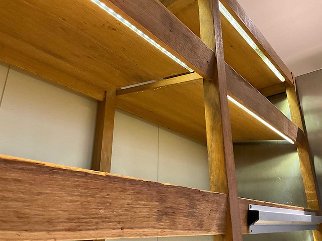 Houten presentatiestelling met led-verlichting - afbeelding 3 van  4