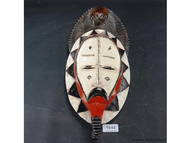 Houten punu masker uit gabon - afbeelding 1 van  5