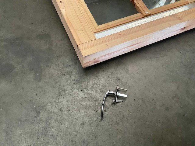 Houten raam in kozijn dubbelglas - 55x55 cm - afbeelding 4 van  5