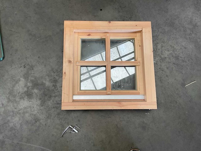 Houten raam in kozijn dubbelglas - 55x55 cm - afbeelding 1 van  5