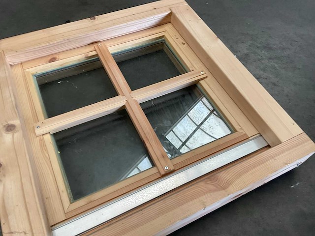 Houten raam in kozijn dubbelglas - 55x55 cm - afbeelding 2 van  5