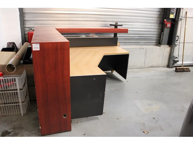 Houten receptiemeubel in hoekopstelling, afm. 220 x 210 x werkhoogte 72 cm. - afbeelding 1 van  5
