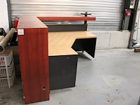Houten receptiemeubel in hoekopstelling, afm. 220 x 210 x werkhoogte 72 cm.