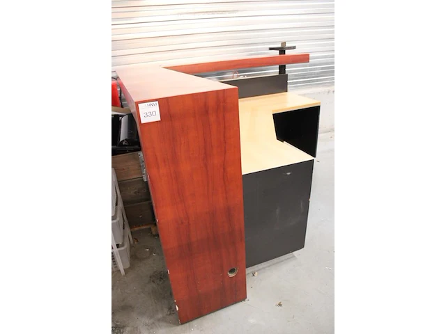 Houten receptiemeubel in hoekopstelling, afm. 220 x 210 x werkhoogte 72 cm. - afbeelding 2 van  5